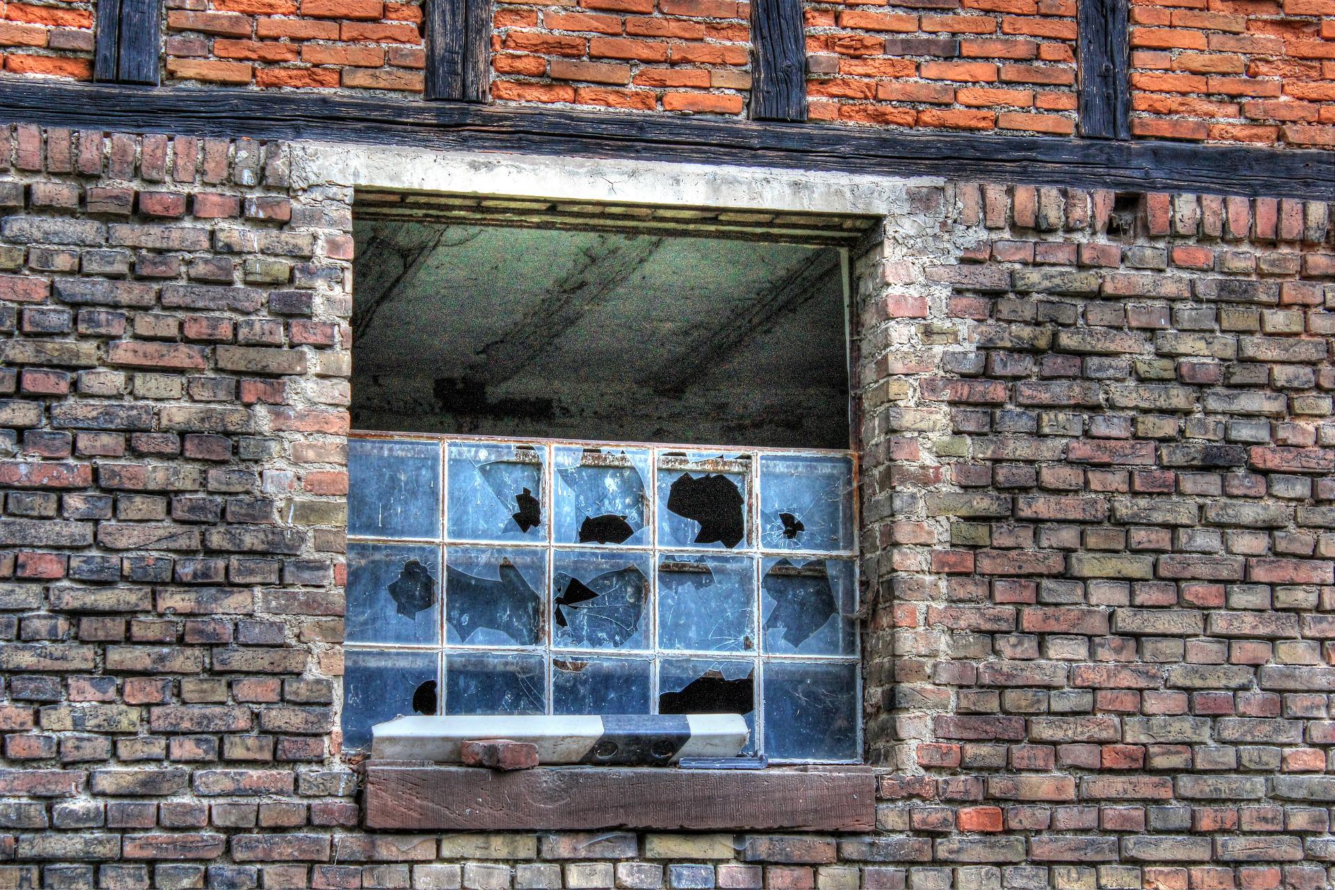 Foto: Momentmal Pixabay Altes Stallgebäude, zerbrochene Fenster